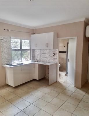 bachelor flat For Rent in Observatory, Johannesburg