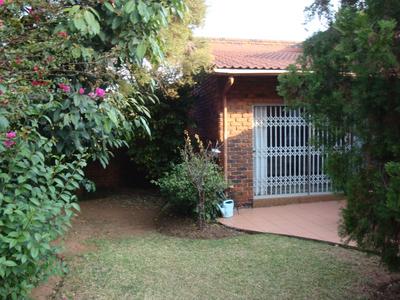 Townhouse For Rent in Gallo Manor, Sandton