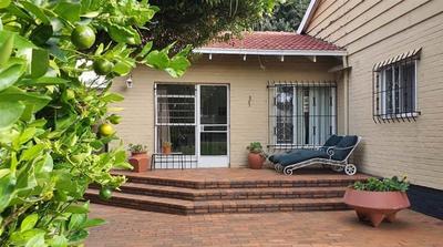 Cottage For Rent in Highlands North, Johannesburg